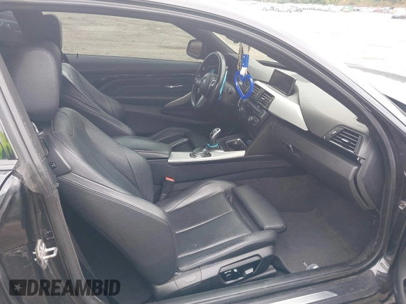 2015 BMW 4 Series 428i xDrive z VIN WBA3N9C56FK246586, wystawiony jako IAAI lot #40138540 z przebiegiem 127 512 mil mil oraz . Historia ofert i sprzedaży dostępna na DreamBid. Obrazek 5.