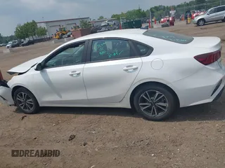2023 Kia Forte LXS z VIN 3KPF24AD6PE611746, wystawiony jako IAAI lot #42427246 z przebiegiem 56 552 mil mil oraz . Historia ofert i sprzedaży dostępna na DreamBid. Obrazek 14.