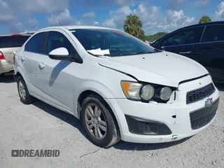 2015 Chevrolet Sonic LT z VIN 1G1JC5SH1F4148308, wystawiony jako IAAI lot #40091320 z przebiegiem 103 815 mil mil oraz . Historia ofert i sprzedaży dostępna na DreamBid. Obrazek 1.