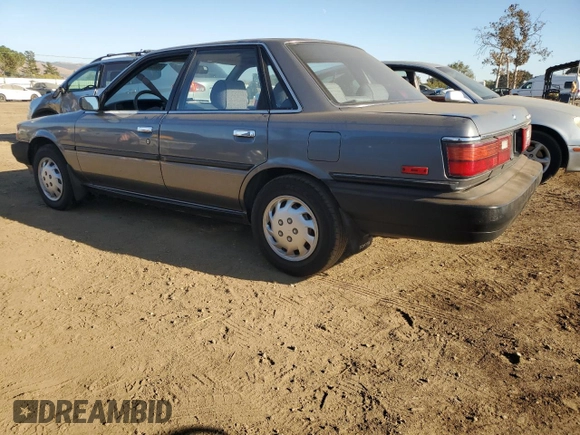 1989 Toyota Camry z VIN JT2SV21E8K0314703, wystawiony jako Copart lot #76053194 z przebiegiem 124 873 mil mil oraz Nie do naprawy • Non repairable. Historia ofert i sprzedaży dostępna na DreamBid. Obrazek 2.
