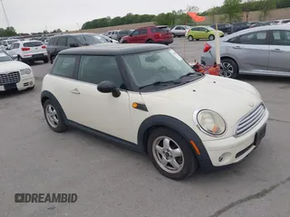 2008 MINI Hardtop z VIN WMWMF33598TT62179, wystawiony jako IAAI lot #42283705 z przebiegiem 88 180 mil mil oraz . Historia ofert i sprzedaży dostępna na DreamBid. Obrazek 1.