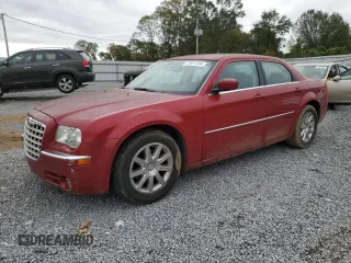 2008 Chrysler 300 z VIN 2C3LA33GX8H187246, wystawiony jako Copart lot #77001204 z przebiegiem 343 081 mil mil oraz Szkoda całkowita • Salvage title. Historia ofert i sprzedaży dostępna na DreamBid. Obrazek 1.