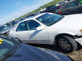 1999 Toyota Camry LE z VIN 4T1BF28K5XU930080, wystawiony jako IAAI lot #41986577 z przebiegiem 145 224 mil mil oraz . Historia ofert i sprzedaży dostępna na DreamBid. Obrazek 13.