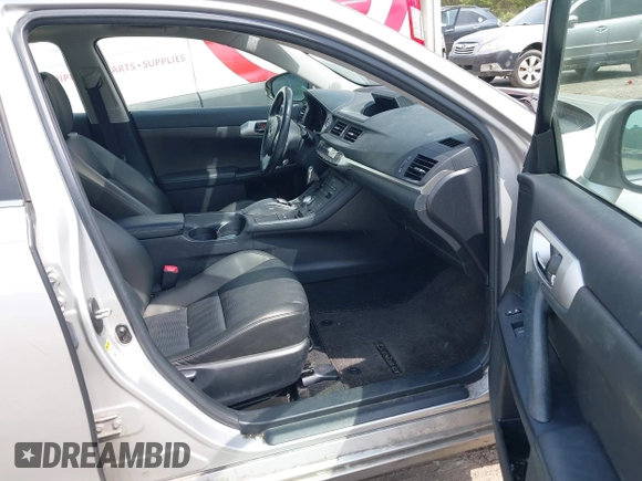 2012 Lexus CT 200h z VIN JTHKD5BH5C2115858, wystawiony jako IAAI lot #42017236 z przebiegiem 138 479 mil mil oraz . Historia ofert i sprzedaży dostępna na DreamBid. Obrazek 5.