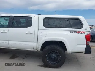 2017 Toyota Tacoma SR5 z VIN 5TFCZ5ANXHX065886, wystawiony jako IAAI lot #42308228 z przebiegiem 294 931 mil mil oraz . Historia ofert i sprzedaży dostępna na DreamBid. Obrazek 17.