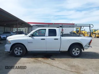 2018 Ram 1500 Tradesman z VIN 1C6RR6FG3JS341748, wystawiony jako IAAI lot #41764375 z przebiegiem 181 986 mil mil oraz . Historia ofert i sprzedaży dostępna na DreamBid. Obrazek 14.