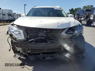 2017 Nissan Rogue SL z VIN 5N1AT2MT9HC848475, wystawiony jako Copart lot #57272765 z przebiegiem 81 296 mil mil oraz Szkoda całkowita • Salvage title. Historia ofert i sprzedaży dostępna na DreamBid. Obrazek 5.