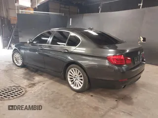 2011 BMW 5 Series 535i xDrive z VIN WBAFU7C50BC779011, wystawiony jako IAAI lot #42461512 z przebiegiem 136 980 mil mil oraz . Historia ofert i sprzedaży dostępna na DreamBid. Obrazek 3.