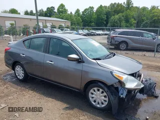 2016 Nissan Versa S z VIN 3N1CN7APXGL916946, wystawiony jako IAAI lot #42400425 z przebiegiem 56 806 mil mil oraz . Historia ofert i sprzedaży dostępna na DreamBid. Obrazek 1.
