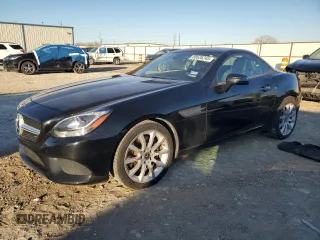 2020 Mercedes-Benz SLC 300 z VIN W1KPK3JA2LF170126, wystawiony jako Copart lot #88535245 z przebiegiem 60 141 mil mil oraz Szkody całkowita. Historia ofert i sprzedaży dostępna na DreamBid. Obrazek 1.