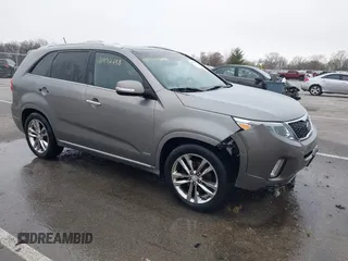 2014 Kia Sorento SX z VIN 5XYKWDA74EG538342, wystawiony jako IAAI lot #41972438 z przebiegiem 157 910 mil mil oraz . Historia ofert i sprzedaży dostępna na DreamBid. Obrazek 1.