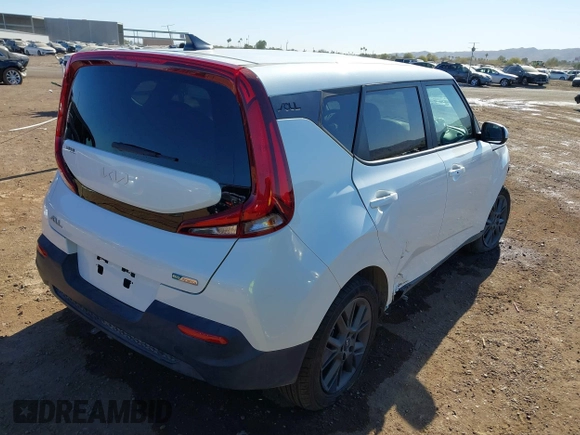 2022 Kia Soul EX with VIN KNDJ33AU5N7804758, listed as a IAAI auction lot 41678596 with 31,593 mi miles. Bid and sale history available at carsss.com. Image 4.