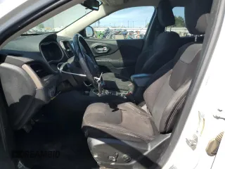 2017 Jeep Cherokee Latitude z VIN 1C4PJMCS1HW524864, wystawiony jako Copart lot #58500325 z przebiegiem 174 145 mil mil oraz Szkoda całkowita • Salvage title. Historia ofert i sprzedaży dostępna na DreamBid. Obrazek 7.
