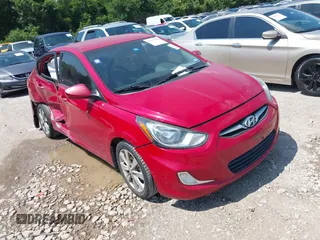 2013 Hyundai Accent GLS z VIN KMHCU4AE6DU350942, wystawiony jako IAAI lot #42417340 z przebiegiem 105 640 mil mil oraz . Historia ofert i sprzedaży dostępna na DreamBid. Obrazek 1.
