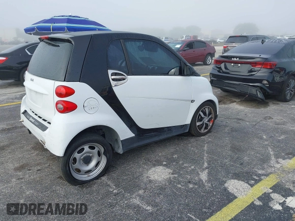 2013 Smart fortwo Pure z VIN WMEEJ3BA9DK631660, wystawiony jako IAAI lot #41917570 z przebiegiem 65 890 mil mil oraz . Historia ofert i sprzedaży dostępna na DreamBid. Obrazek 4.