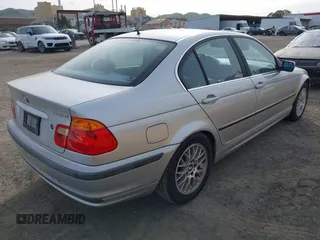 2000 BMW 3 Series 328i with VIN WBAAM5342YFR18357, listed as a IAAI auction lot 41597156 with 180,123 mi miles. Bid and sale history available at carsss.com. Image 4.