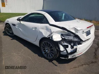 2020 Mercedes-Benz SLC 300 z VIN W1KPK3JAXLF169788, wystawiony jako Copart lot #63054754 z przebiegiem 20 666 mil mil oraz Szkody całkowita. Historia ofert i sprzedaży dostępna na DreamBid. Obrazek 2.