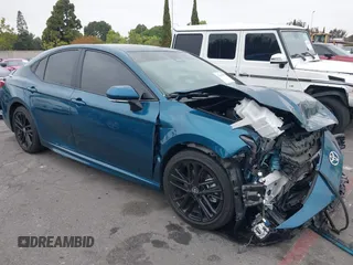 2025 Toyota Camry LE z VIN 4T1DAACK9SU032387, wystawiony jako IAAI lot #42157673 z przebiegiem 19 229 mil mil oraz . Historia ofert i sprzedaży dostępna na DreamBid. Obrazek 1.