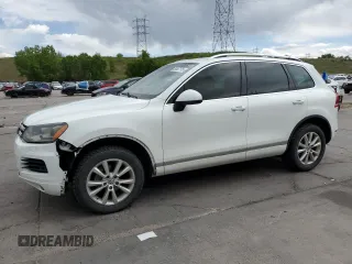 2013 Volkswagen Touareg Exec z VIN WVGEF9BP6DD001991, wystawiony jako Copart lot #58447175 z przebiegiem 170 264 mil mil oraz Tytuł czysty. Historia ofert i sprzedaży dostępna na DreamBid. Obrazek 1.