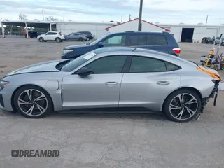2022 Audi e-tron GT Prestige z VIN WAUEJBFW7N7001491, wystawiony jako IAAI lot #41356266 z przebiegiem 42 738 mil mil oraz . Historia ofert i sprzedaży dostępna na DreamBid. Obrazek 14.