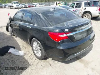 2014 Chrysler 200 Limited z VIN 1C3CCBCG5EN134347, wystawiony jako IAAI lot #42009439 z przebiegiem 96 653 mil mil oraz . Historia ofert i sprzedaży dostępna na DreamBid. Obrazek 3.
