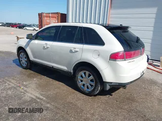 2008 Lincoln MKX z VIN 2LMDU68C28BJ06421, wystawiony jako IAAI lot #42217242 z przebiegiem 231 820 mil mil oraz . Historia ofert i sprzedaży dostępna na DreamBid. Obrazek 3.