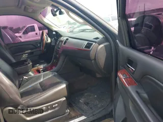 2010 Cadillac Escalade Luxury z VIN 1GYUCBEF1AR253353, wystawiony jako IAAI lot #42121803 z przebiegiem 210 321 mil mil oraz . Historia ofert i sprzedaży dostępna na DreamBid. Obrazek 5.