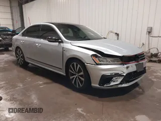 2018 Volkswagen Passat GT z VIN 1VWJM7A36JC047802, wystawiony jako IAAI lot #41714998 z przebiegiem 70 753 mil mil oraz . Historia ofert i sprzedaży dostępna na DreamBid. Obrazek 1.