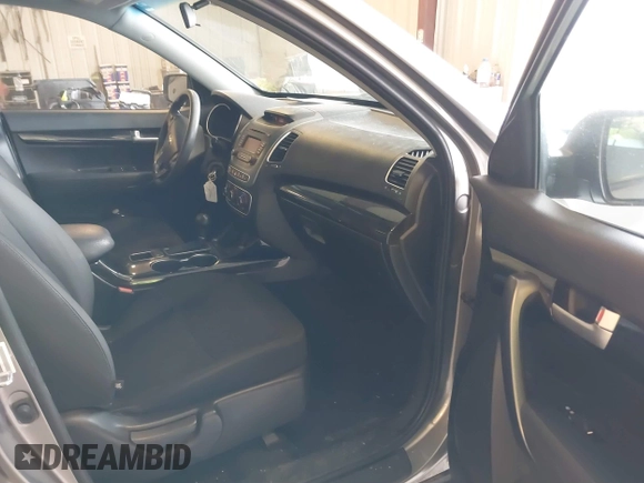2015 Kia Sorento LX with VIN 5XYKTCA68FG640609, listed as a IAAI auction lot 41902622 with 140,514 mi miles. Bid and sale history available at carsss.com. Image 5.