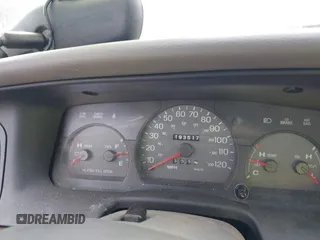 2002 Ford Crown Victoria LX z VIN 2FAFP74W42X100691, wystawiony jako IAAI lot #41316550 z przebiegiem 193 517 mil mil oraz . Historia ofert i sprzedaży dostępna na DreamBid. Obrazek 7.