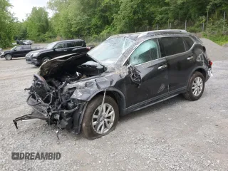 2018 Nissan Rogue SV z VIN KNMAT2MV1JP621155, wystawiony jako Copart lot #57423725 z przebiegiem 115 443 mil mil oraz Szkoda całkowita • Salvage title. Historia ofert i sprzedaży dostępna na DreamBid. Obrazek 1.
