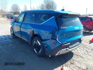 2024 Kia EV9 Wind z VIN KNDAFFS54R6024469, wystawiony jako IAAI lot #41674715 z przebiegiem 19 387 mil mil oraz . Historia ofert i sprzedaży dostępna na DreamBid. Obrazek 3.