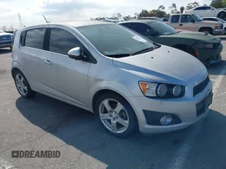 2016 Chevrolet Sonic LTZ z VIN 1G1JE6SBXG4146618, wystawiony jako IAAI lot #41903771 z przebiegiem 117 103 mil mil oraz . Historia ofert i sprzedaży dostępna na DreamBid. Obrazek 1.