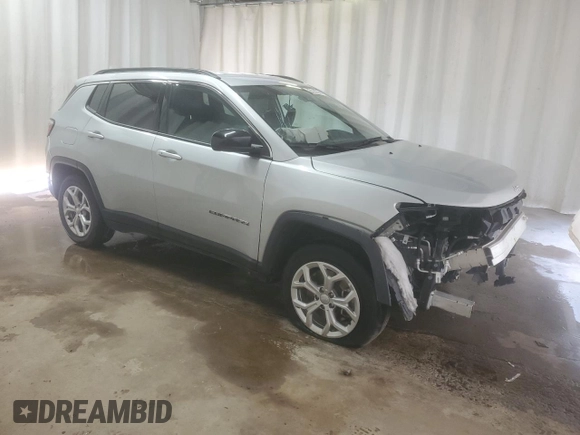 2024 Jeep Compass Latitude z VIN 3C4NJDBN2RT109465, wystawiony jako Copart lot #61687445 z przebiegiem 28 694 mil mil oraz Czysty tytuł • Clean title. Historia ofert i sprzedaży dostępna na DreamBid. Obrazek 4.