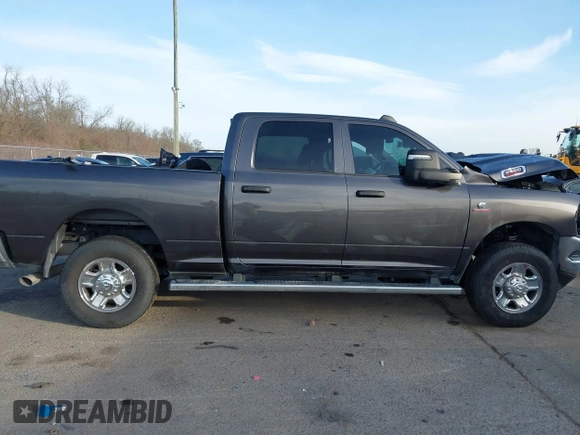 2024 Ram 2500 Tradesman z VIN 3C6UR5CL9RG245485, wystawiony jako IAAI lot #41724661 z przebiegiem 29 445 mil mil oraz . Historia ofert i sprzedaży dostępna na DreamBid. Obrazek 13.