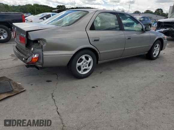 2000 Toyota Camry CE z VIN 4T1BG22KXYU639808, wystawiony jako Copart lot #56606985 z przebiegiem 119 678 mil mil oraz Szkoda całkowita • Salvage title. Historia ofert i sprzedaży dostępna na DreamBid. Obrazek 3.