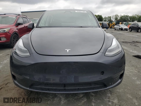 2024 Tesla Model Y z VIN 7SAYGDED5RF018979, wystawiony jako Copart lot #55651195 z przebiegiem 10 488 mil mil oraz Czysty tytuł • Clean title. Historia ofert i sprzedaży dostępna na DreamBid. Obrazek 5.