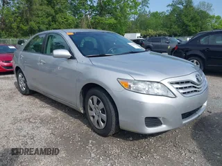 2011 Toyota Camry LE z VIN 4T1BF3EKXBU607307, wystawiony jako IAAI lot #42269501 z przebiegiem 153 051 mil mil oraz . Historia ofert i sprzedaży dostępna na DreamBid. Obrazek 1.