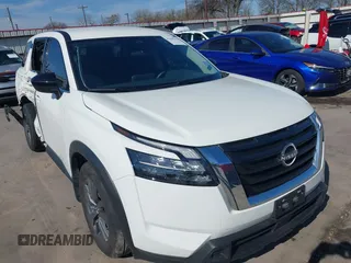 2024 Nissan Pathfinder S z VIN 5N1DR3AA3RC276518, wystawiony jako IAAI lot #41668336 z przebiegiem 5 502 mil mil oraz . Historia ofert i sprzedaży dostępna na DreamBid. Obrazek 1.