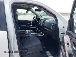2022 Nissan Frontier SV z VIN 1N6ED1EJXNN693314, wystawiony jako IAAI lot #42322104 z przebiegiem 52 565 mil mil oraz . Historia ofert i sprzedaży dostępna na DreamBid. Obrazek 5.
