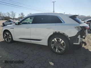 2021 Audi e-tron Prestige z VIN WA1VAAGE8MB040051, wystawiony jako Copart lot #46356155 z przebiegiem 33 501 mil mil oraz Szkody całkowita. Historia ofert i sprzedaży dostępna na DreamBid. Obrazek 2.