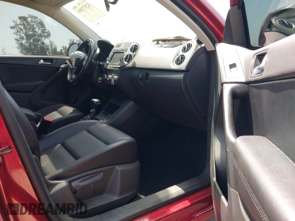 2010 Volkswagen Tiguan S z VIN WVGAV7AX3AW001762, wystawiony jako IAAI lot #42572895 z przebiegiem 127 433 mil mil oraz . Historia ofert i sprzedaży dostępna na DreamBid. Obrazek 5.