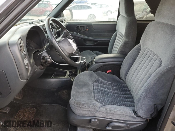 2001 Chevrolet Blazer LS z VIN 1GNCT18W71K130129, wystawiony jako Copart lot #85113764 z przebiegiem 65 992 mil mil oraz Czysty tytuł • Clean title. Historia ofert i sprzedaży dostępna na DreamBid. Obrazek 7.