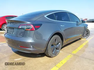 2019 Tesla Model 3 Mid Range z VIN 5YJ3E1EA7KF298816, wystawiony jako IAAI lot #42194478 z przebiegiem 86 017 mil mil oraz . Historia ofert i sprzedaży dostępna na DreamBid. Obrazek 4.