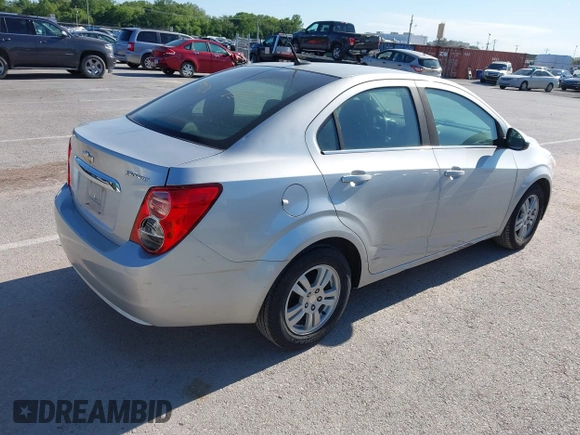 2012 Chevrolet Sonic LT z VIN 1G1JC5SB1C4226948, wystawiony jako IAAI lot #42330132 z przebiegiem 160 521 mil mil oraz . Historia ofert i sprzedaży dostępna na DreamBid. Obrazek 4.