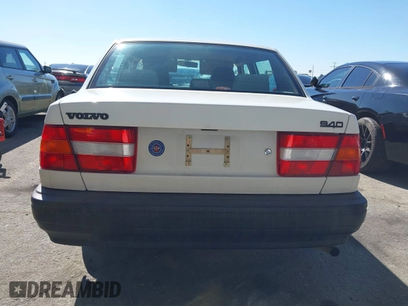 1994 Volvo 900 Action z VIN YV1JS8311R1169592, wystawiony jako IAAI lot #41647893 z przebiegiem 287 426 mil mil oraz . Historia ofert i sprzedaży dostępna na DreamBid. Obrazek 16.