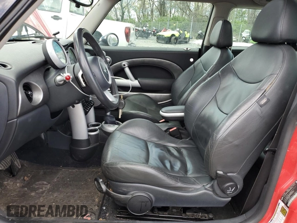 2006 MINI Hardtop S z VIN WMWRE33546TJ38274, wystawiony jako Copart lot #53336105 z przebiegiem 171 593 mil mil oraz Czysty tytuł • Clean title. Historia ofert i sprzedaży dostępna na DreamBid. Obrazek 7.