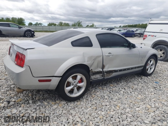 2007 Ford Mustang Deluxe z VIN 1ZVFT80N275364703, wystawiony jako Copart lot #56668525 z przebiegiem 183 132 mil mil oraz Czysty tytuł • Clean title. Historia ofert i sprzedaży dostępna na DreamBid. Obrazek 3.