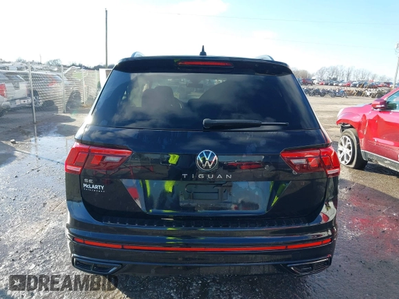2023 Volkswagen Tiguan SE R-Line Black z VIN 3VVCB7AX5PM100499, wystawiony jako IAAI lot #41261505 z przebiegiem 26 677 mil mil oraz . Historia ofert i sprzedaży dostępna na DreamBid. Obrazek 16.
