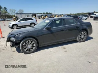 2013 Chrysler 300 S z VIN 2C3CCAGT5DH687573, wystawiony jako Copart lot #50812115 z przebiegiem 89 122 mil mil oraz Szkoda całkowita • Salvage title. Historia ofert i sprzedaży dostępna na DreamBid. Obrazek 1.